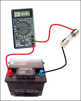 Zorg ervoor dat de multimeter is ingesteld op het meten van stromen, hierbij moet de meter de nominale stroom van de zekering aankunnen.