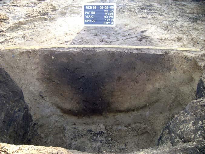 De twee overige kuilen leverden aardewerk op dat niet nader gedateerd kon worden dan late bronstijd ijzertijd.
