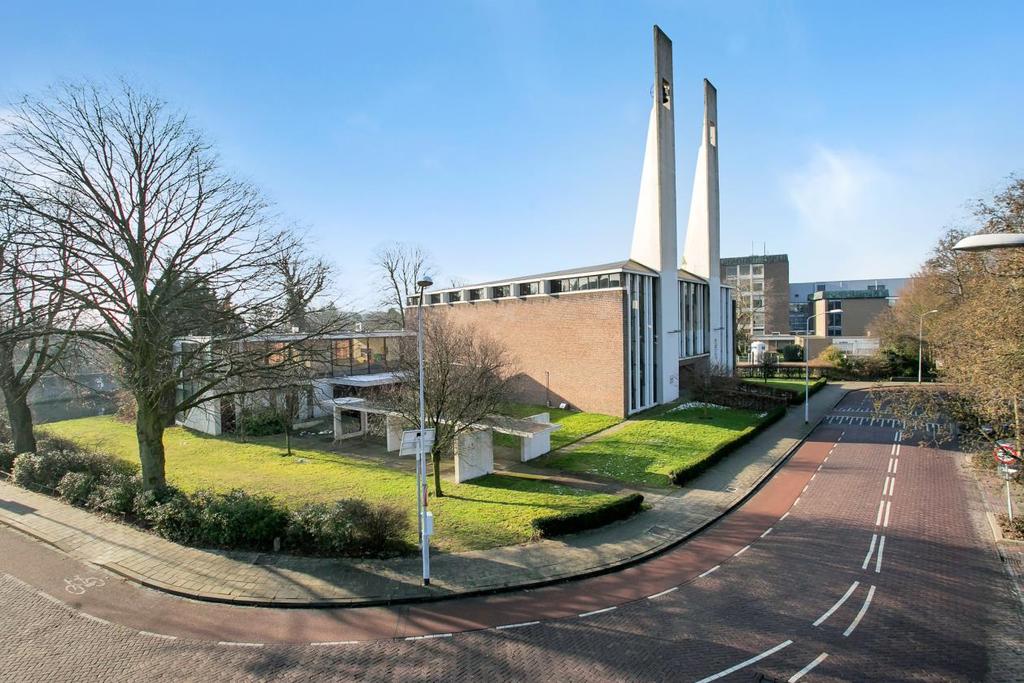 Te koop Fonteinkerk Fonteyenenburghlaan 1, 3 2275 CX VOORBURG Aan de Vliet in Voorburg staat deze onder architectuur gebouwde kerk.