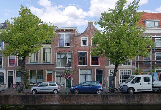 Wilt u sfeervol en karakteristiek wonen? Dan hebben wij midden in het historische centrum van Leiden deze bijzondere woning voor u!