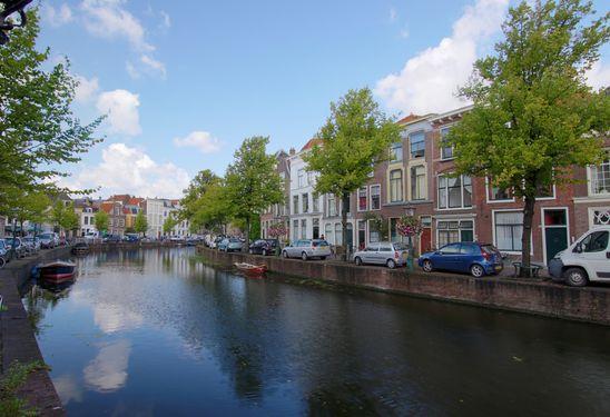 Wonen aan de mooiste gracht van Leiden! Het is hier heerlijk wonen, omdat.