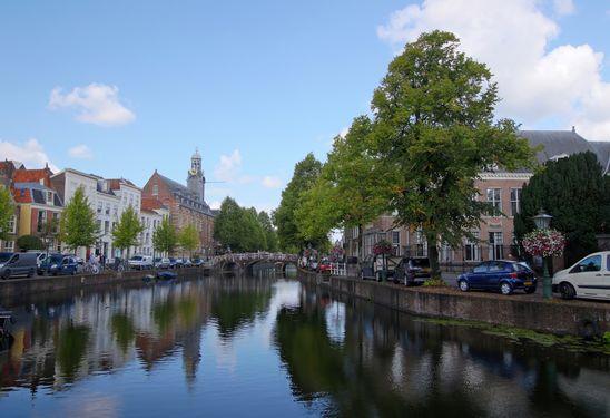 historische centrum van Leiden met zijn prachtige grachten en vele winkels,
