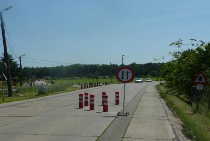 Snelheidsremmers zijn ook een gewenning, het eerste jaar is het moeilijk, maar nadien. Waarom geen combinatie maken met een bloembak en een verkeerskussen?