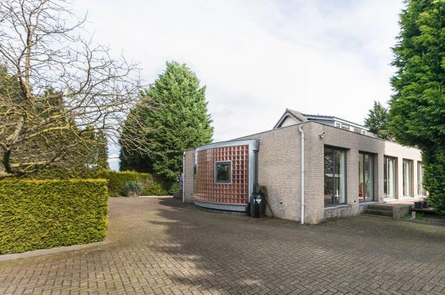 Kenmerken & Locatie Vraagprijs 849.000,-- k.k. Bouwjaar 1978, 1990 uitbouw serre, 2002 uitbouw zijvleugels Soort woning Vrijstaande villa Aantal kamers 5 Aantal slaapkamers 4 Woonoppervlakte 294 m2 Inhoud woning 1.