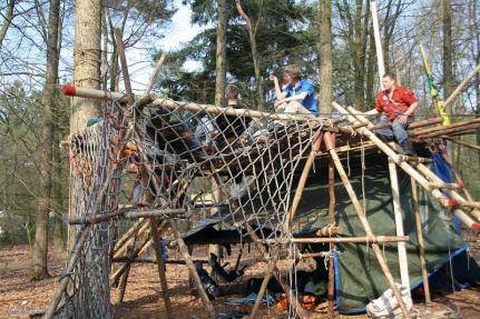 s Avonds een kampvuur met lekkere hapjes, gezellig samen zingen en dan slapen in je eigen tent. s Morgens samen met je ploeg weer volop aan de gang, te beginnen met het ontbijt.