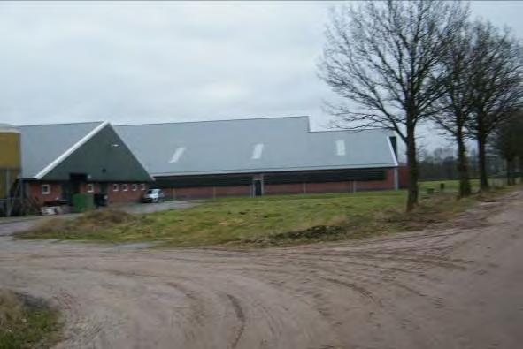 2.2 Functionele structuur De bedrijfsinrichting is bestaande uit drie stallen, een mestbassin en voersilo s. Op de bedrijfslocatie is geen bedrijfswoning aanwezig.