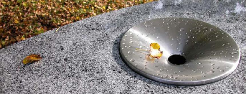 Bij gebruik van een rooktafel zullen de rokers vanzelf rond de tafel gaan staan en is de asbak daarmee voor alle rokers goed bereikbaar.