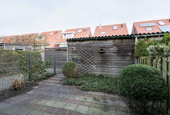 bestraat en voorzien van diverse