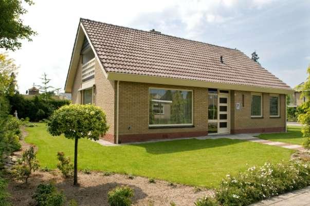 TE KOOP Heerlijk wonen op een hoek van een rustige straat voor uitsluitend bestemmingsverkeer in deze semi-bungalow met ruime tuin rondom, aangebouwde dubbele garage en een vrijstaande houten berging.