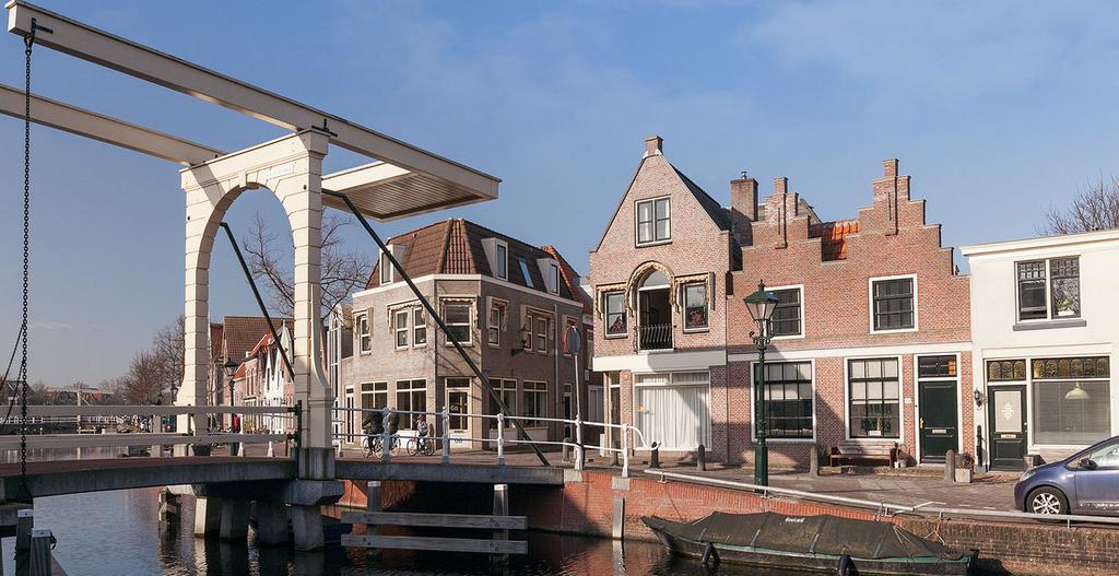 Royale bovenwoning aan de gracht INDELING: Begane grond: De bovenwoning kijkt uit over de Oudegracht, maar de voordeur zit aan het Groot Nieuwland.