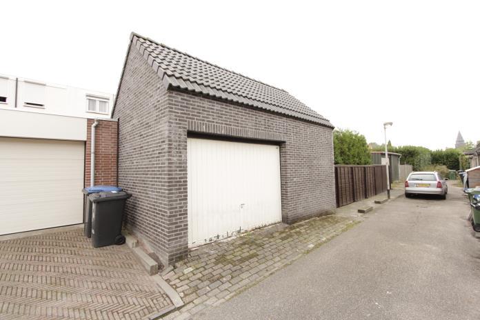 Indeling: Dennis Leestraat 85, Stampersgat Begane grond : Entree, woonkamer en keuken met openslaande tuindeuren. 1 e Verdieping : Overloop, 3 slaapkamers en badkamer.