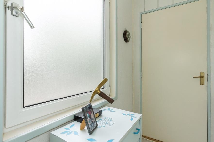 TUSSENPORTAAL Portaal tussen entree en toilet Afwerking Vloer laminaat Wanden kunststofdelen
