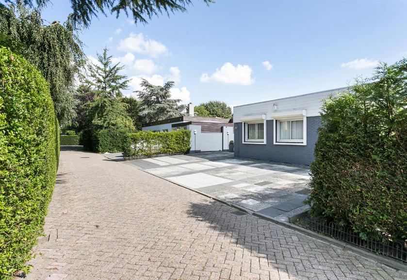 Aan de rand van Abcoude in een zeer groene buurt ligt deze geschakelde bungalow op een royaal perceel (562m²) Dominee Bleekerhof is een zeer kindvriendelijke en rustige villawijk uit de jaren 70, de