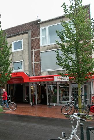 In het centrum van Haren, aan het einde van de winkelstraat, ligt dit goed onderhouden hoek-appartement