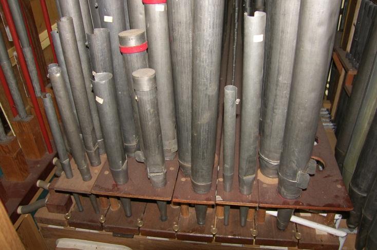 Vanwege alle verbouwingen van het orgelbalkon en in de toren was het simpelweg weer opbouwen van het instrument niet meer mogelijk. De galerijvloer was ca. 25 cm opgehoogd in te kleine rabatdelen.