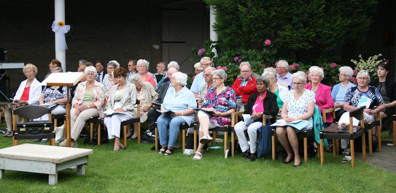 Drukke periode voor gemengd koor Cantate Domino Het Middelburgse gemengd koor Cantate Domino onder leiding van dirigent Carlos D hert staat een drukke periode te wachten, waarin op verschillende