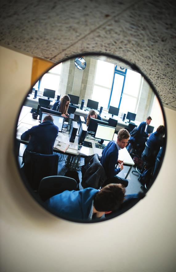 Lunch Bijna alle leerlingen, uitgezonderd de zesdejaars, blijven op school eten. Enkel wie thuis kan eten, kan een middagpasje aanvragen op het leerlingensecretariaat.