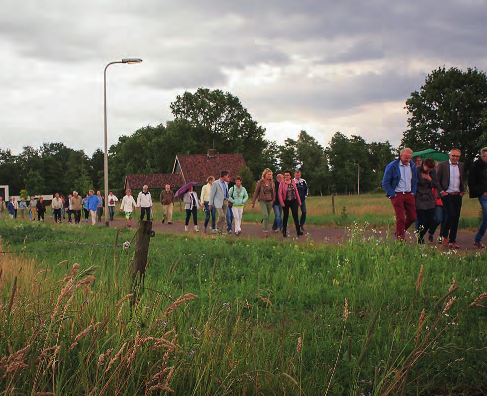 Vrijwilligers: onmisbaar Vrijwilligers zijn zeer begaan met de idylle die ze hebben gerealiseerd en velen van hen steken in het groeiseizoen wekelijks de handen uit de mouwen om de bloemenweide te