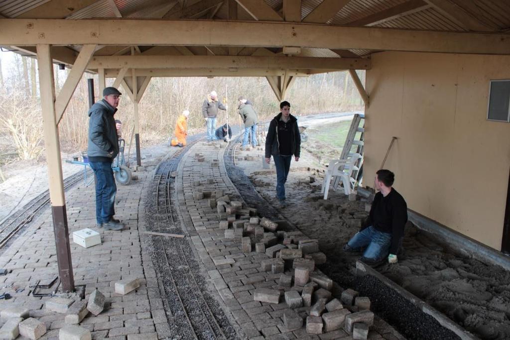 Werkdag 3, zaterdag 18 februari Vandaag is het eilandperron tussen spoor 2 en spoor 3 helemaal afgemaakt. Ook het eilandperron tussen spoor 1 en spoor 2 in z n geheel opgehoogd en bestraat.