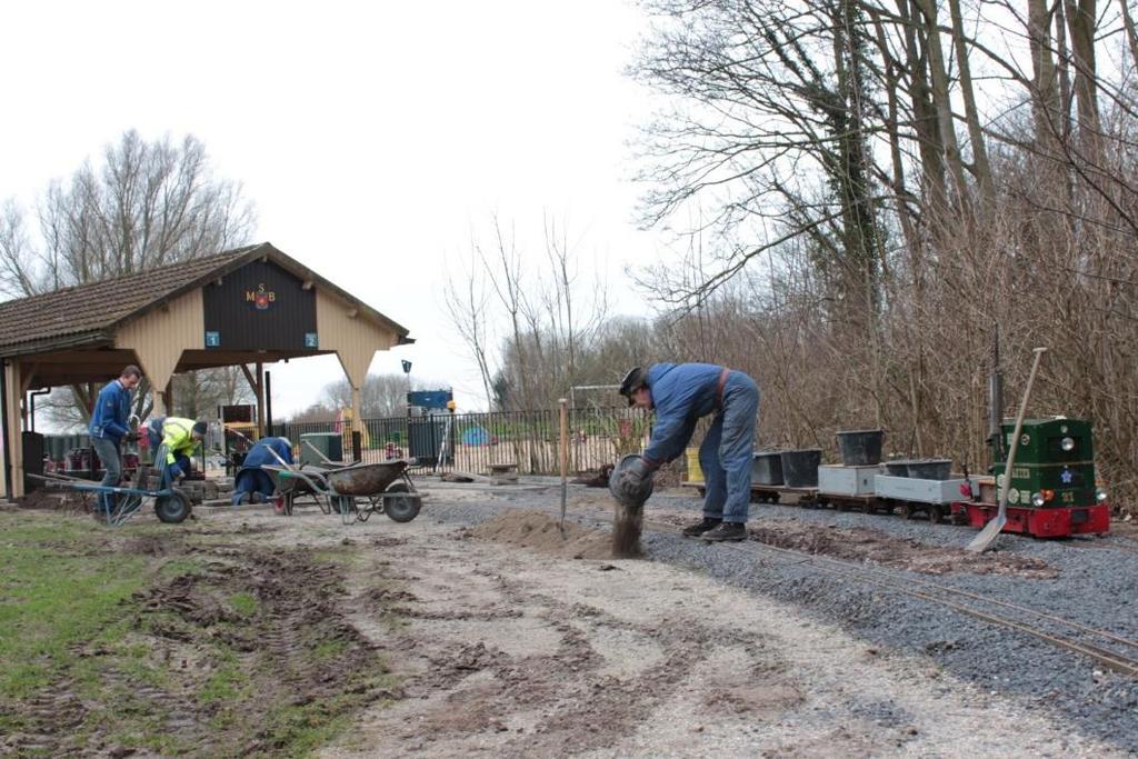 De opsluitbanden voor het perron zijn geplaatst en er is al een goed zandbed aangebracht zodat het perron volgende week gemakkelijk bestraat kan worden.