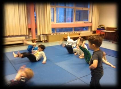 Een enkeling had zelfs al een judo-pak aan! Op de blauwe matten geeft meester Mark eerst de kinderen uitleg waarna de kinderen de bewegingen mogen nadoen.