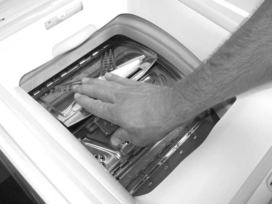 Wasgoed in de machine doen 1. Open de klep van de machine door hem omhoog te trekken. 2.