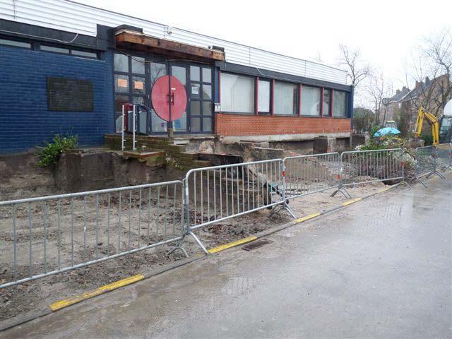 Binnenin het gebouw werden in een eerste fase de plafonds van de gang en het vestiairegedeelte weggenomen en is men momenteel bezig aan