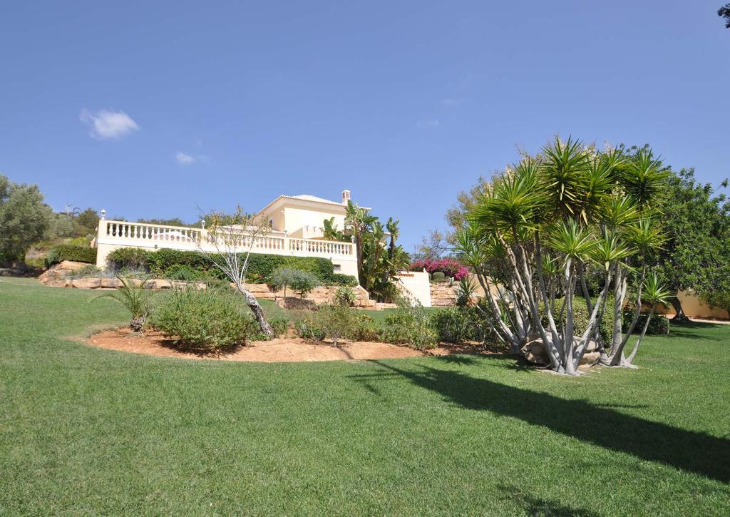 Te koop: Complete villa met buitenzwembad op groot kavel Stelt u zich eens voor, u stapt in het vliegtuig en binnen drie uur bent u op uw eigen plek in de Algarve.