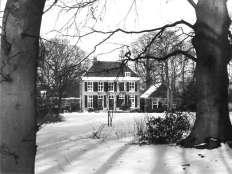 18 Huize Voorwijk Huize Voorwijk Huize Voorwijk is een monumentaal herenhuis met aan weerszijden koetshuizen.