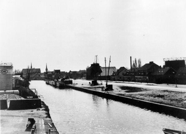 Vanuit noordoostelijke richting hebben we op deze foto een mooi overzicht van de Westhavendijk met gasfabriek met rechts een zgn.