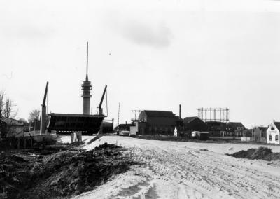 Vanaf de overzijde van het Havenkanaal hebben we (wederom) een goed uitzicht richting gasfabriek, inclusief beide gashouders.