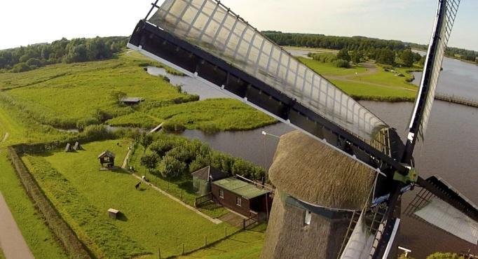 gevolg. Ook de sterk inzoomende lenzen geven ons onrust. Gelukkig heeft het Recreatieschap Twiske/Waterland een vliegverbod voor op afstand bestuurbare vliegende objecten.