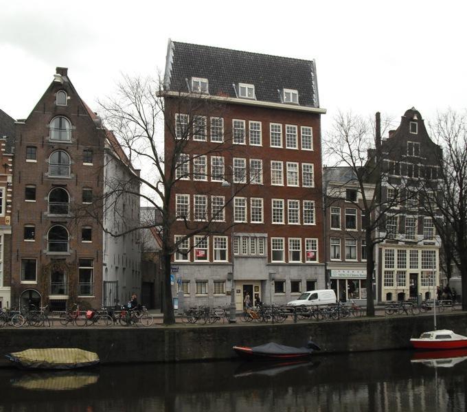 Omschrijving en ligging De kantoorruimte bevindt zich op de vijfde verdieping aan de Geldersekade 101, 1011 EM te Amsterdam. De ruimte is voorzien van dakramen en een lichtstraat en ramen rondom.