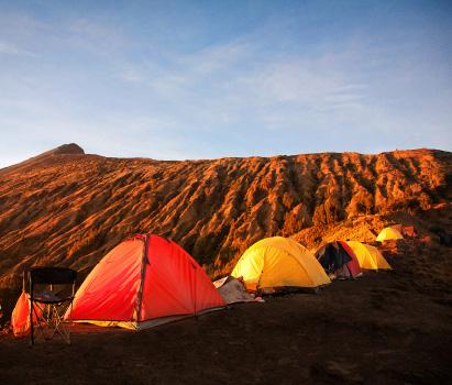 Dag 3: Ijen Ketapang Bali (B) Vroeg vertrek naar Paltuding. Van daaruit wandel je tot op het Ijenplateau doorheen heuvelachtige landschappen tot aan de kraterrand.