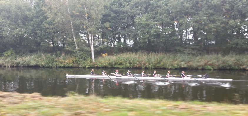 Maandag 2 oktober: Drakenbootvaren met de Steinerschool van Lier Met Greet Van Erk aan de trom en Fred aan het roer moest de drakenboot de tientallen 2- en 3-zit kajaks, die de school had ingelegd,