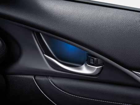BLAUWE SFEERVERLICHTING VOORAAN De blauwe sfeerverlichting vooraan creëert een unieke sfeer in het interieur van uw voertuig.