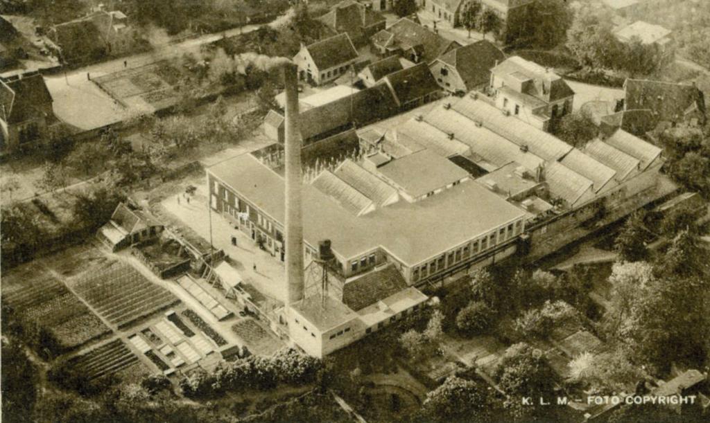 D S T R K C N T R A A L gemeente Olst-Wijhe Opdracht 3 Je krijgt een oude luchtfoto van de fabriek Olba uit