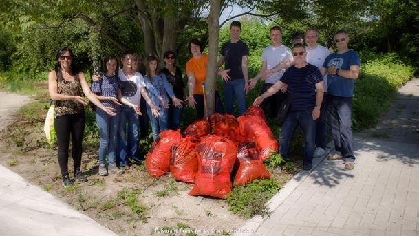 Natuurbeheer 19 Verslag over de zwerfvuilactie van zondag 7 juni 2015 Tekst en foto s: Frank Van de Craen Vierentwintig deelnemers stonden klaar om onze, net voor de zomer -poetsklus te klaren.