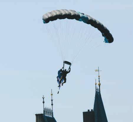 26 SPECIALE ACTIVITEITEN MARIUS VAN LEEUWEN Vrijdag 24 juni 13.00 uur: spectaculaire Parasprongen Op de vrijdag voor veteranendag kunt u in het hart van Den Haag om 13.