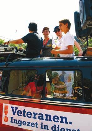 Veteranen City Tour Op 25 juni tussen 14.00 en 17.00 uur rijdt via een route met korte stops een dj-bus door het centrum van Den Haag. De stoet wordt op haar route begeleid door de ABC Brassband.