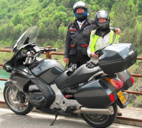 Aanvankelijk reden we met z'n tweetjes op de vfr maar door een beperkt laadvermogen en niet al te beste rijhouding voor de passagier nu een drietal jaartjes met de pan.