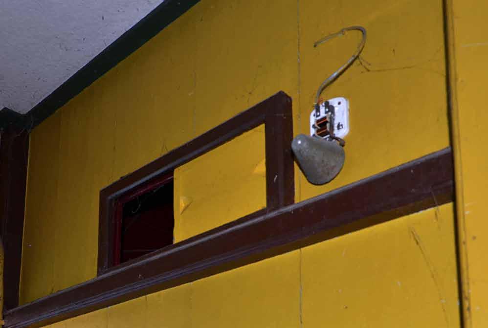 Afb. 39. In het halletje zit hoog in de houten wand een schuifje voor het ventileren van de bedstee.
