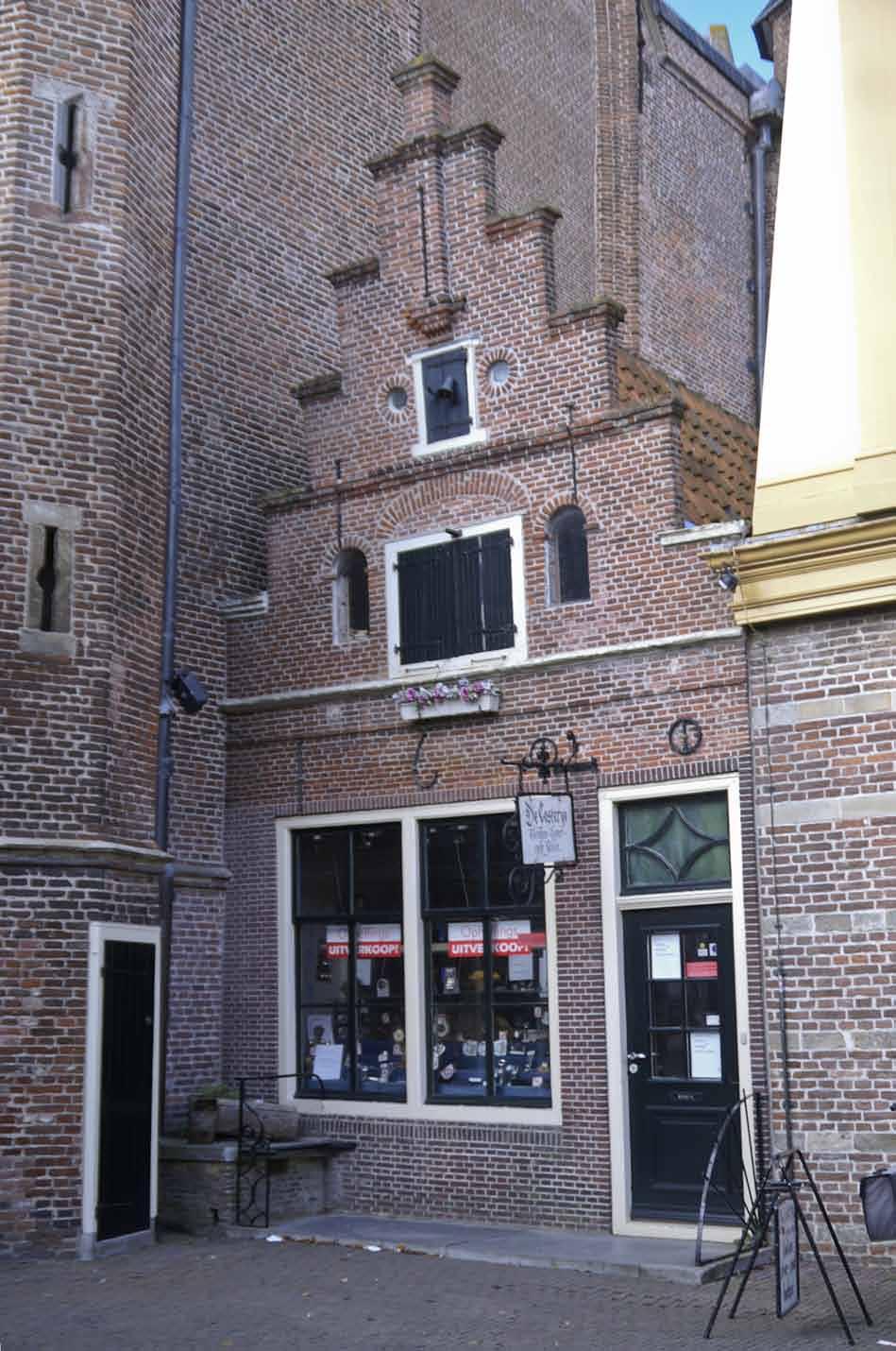 Afb. 4. De klokkenwinkel van Peter de Vries in 2009. Afb. 5. De voorgevel van Westerstraat 136. Links daarvan de Westerkerk, rechts de klokkentoren.