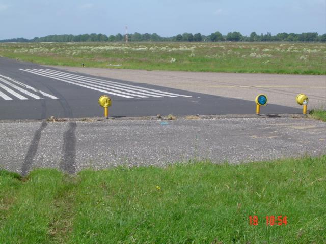 1800 m taxiway runway 05 Illustratie 3: baan 05/23 op EHGG (niet op schaal) Legenda (posities zijn geschat): 1 : Neuswiel aan de grond 2 : Eerste afdruk linkerhoofdlandingsgestel 3 : Afdrukken