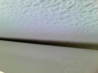 Door de warmtestraling van de radiator wordt ook de binnenzijde van de muur