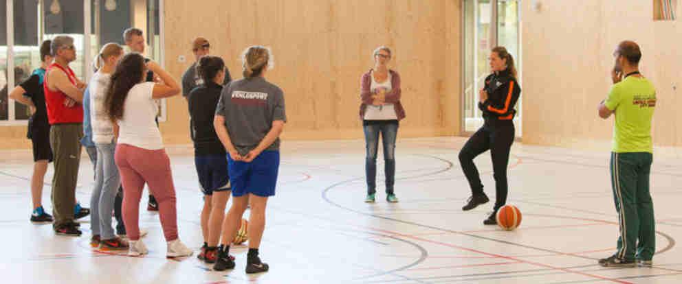 Sportief fluiten Scheidsclinic met Joske Zaterdag 29 oktober was landelijk scheidsrechter Joske Kuut in de Egerbos. Ze gaf een scheidsrechterclinic aan leden van onze vereniging.