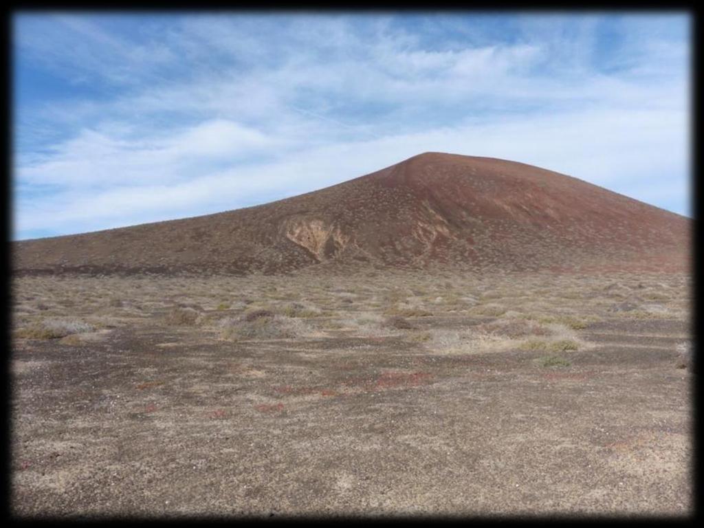 De hoogrode vulkaan Montaña Bermeja (157 m) komt in zicht. In totaal telt La Graciosa 5 vulkanen.