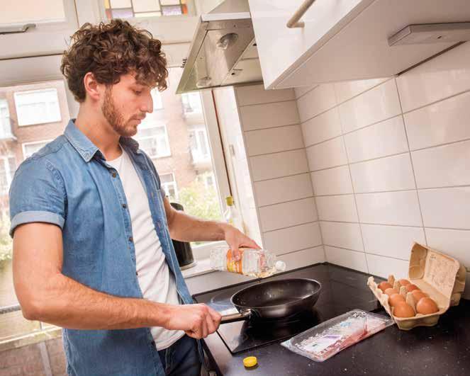 de vriezer. Op de verpakking staat meestal of iets geschikt is om in te vriezen. Kast Sommige dingen hoef je niet in de koelkast te bewaren. Zoals rijst, pasta en alles wat in blik of glas zit.