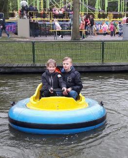 Er waren ook trap auto's. Sven en Eline Wij zijn op schoolreisje geweest naar Duinenzahte er waren 3 waterglijbanen. En er was ook een spookhuis en ook nog een achtbaan.