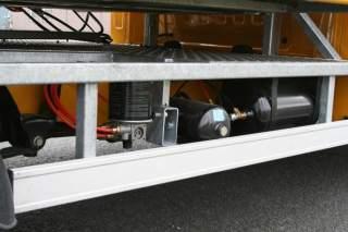 Ford Transit Flexline Trekker Blad 6 opstelling compressor is bij de nieuwe trekker in een RVS kist aan linkerzijde chassis gemonteerd Te bereiken door luik in aluminium afdekplaat los te maken d.m.v pen sleutel.